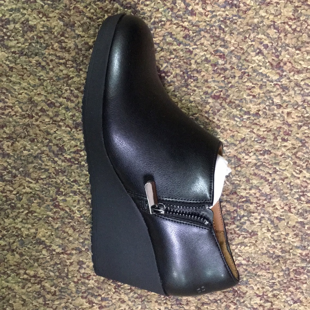 Shoes for crews shoe. Small wedge & zipper detail